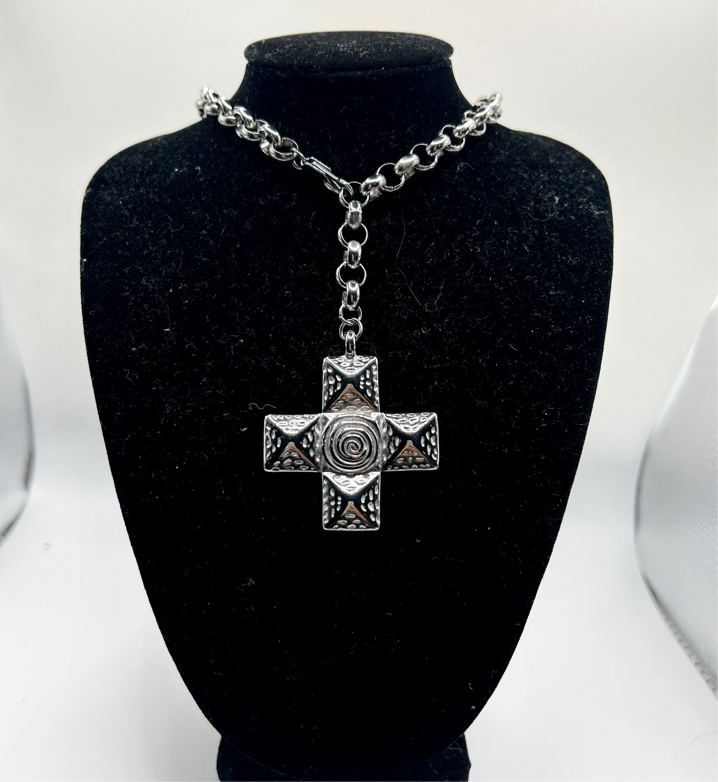 ‘Sasha’ Chunky Cross Chain