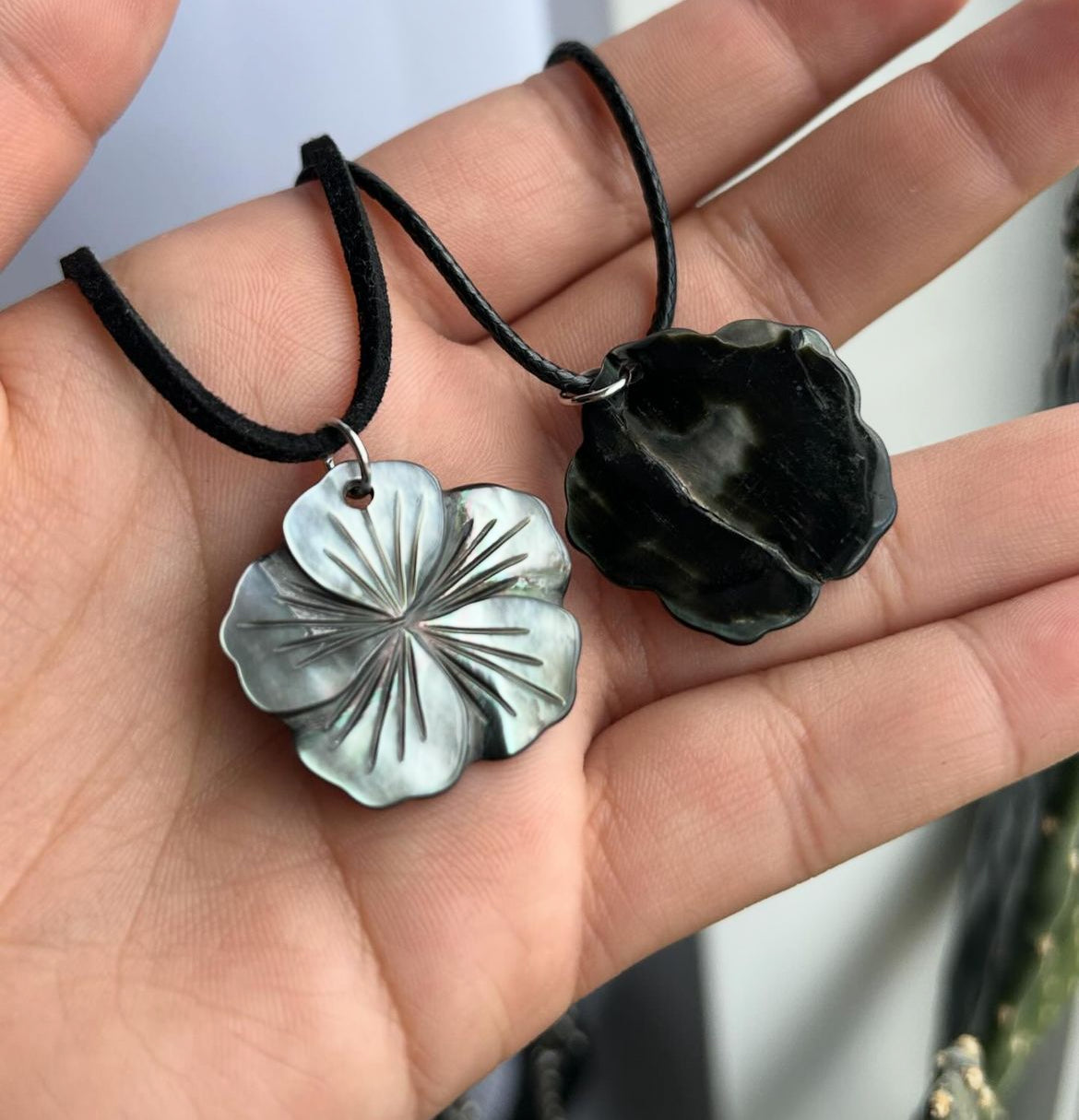 'Mother of Pearl' Flower Pendant Necklace