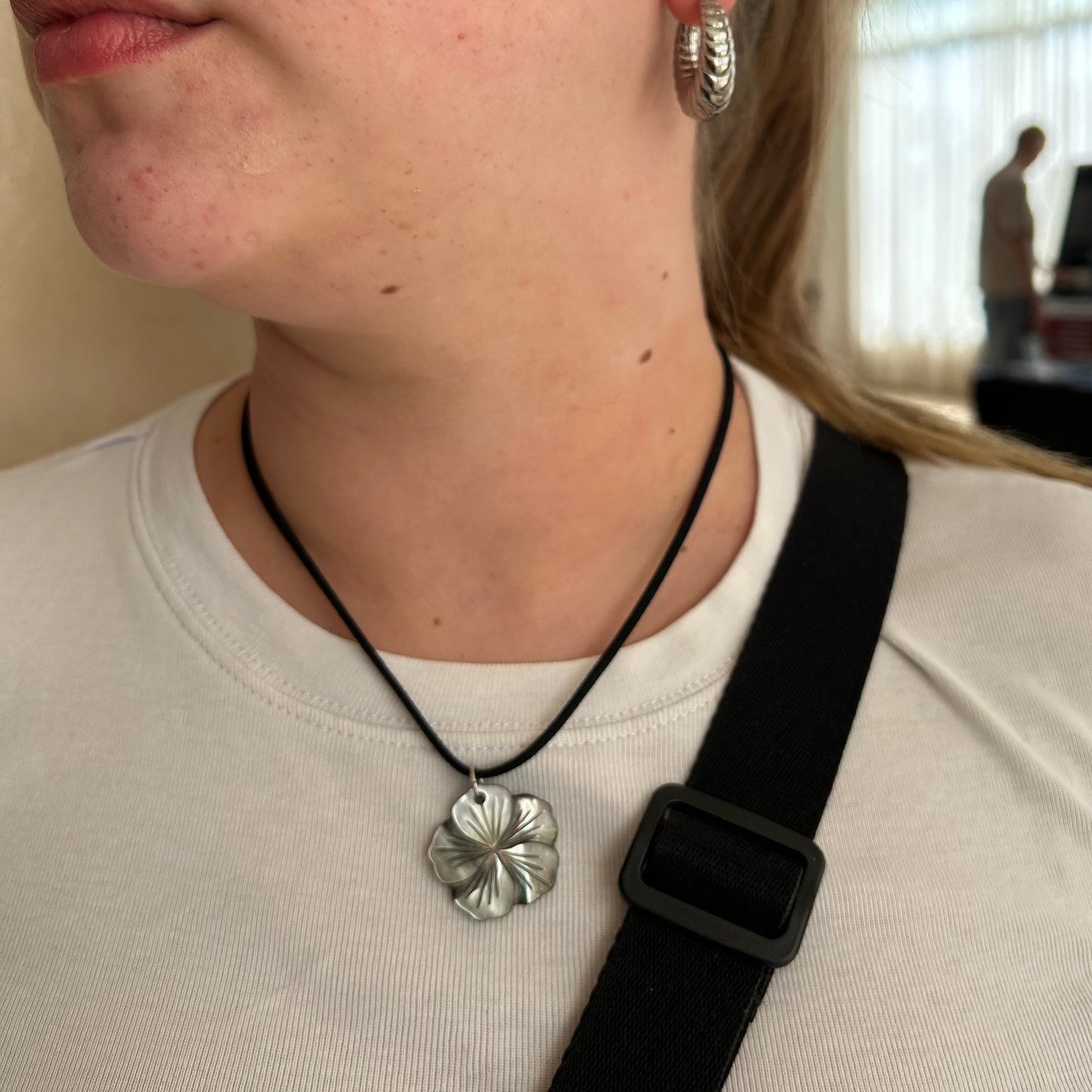 'Mother of Pearl' Flower Pendant Necklace